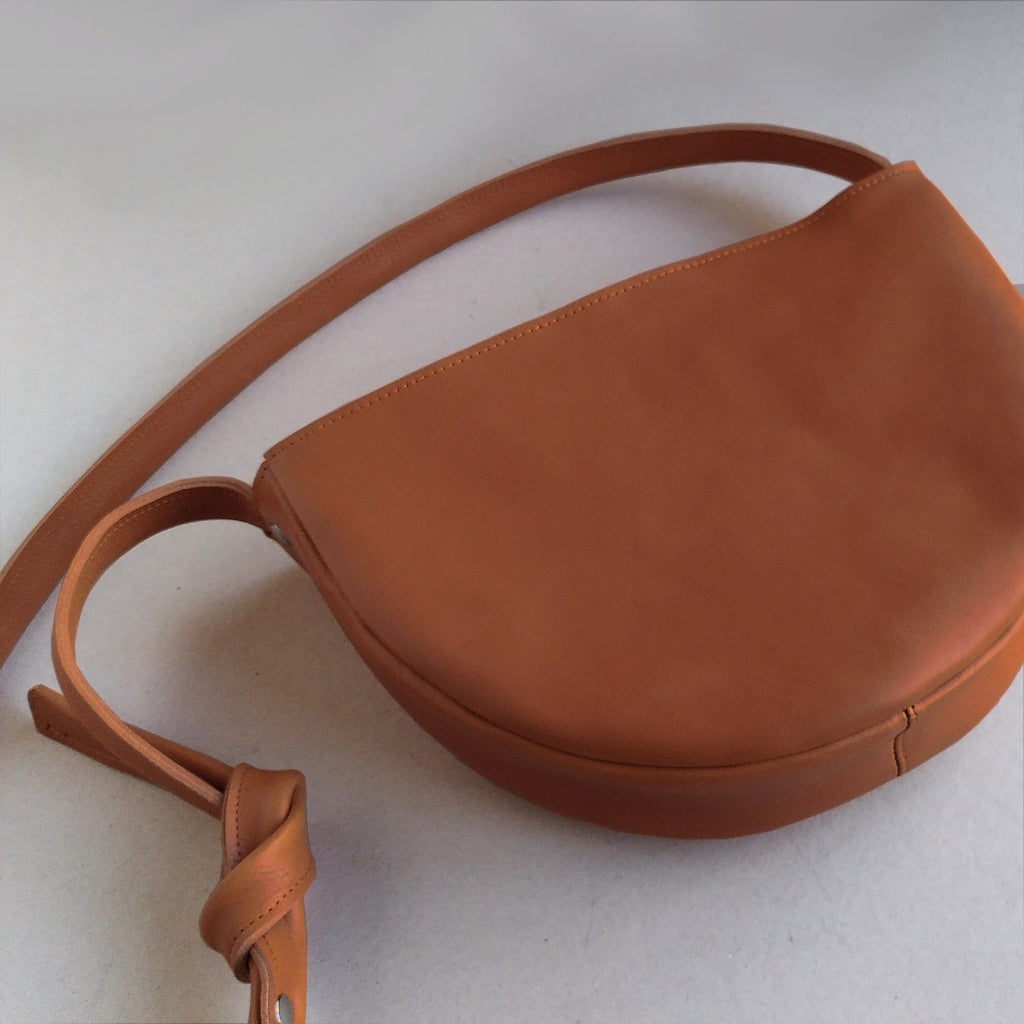 annatreurniet.nl Handbags Jannie rust brown round shoulder bag